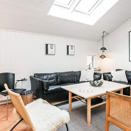 Vakantiehuis Five-Bedroom Holiday home in Ålbæk 1 *