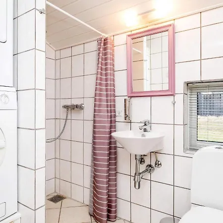 Vakantiehuis Five-Bedroom Holiday home in Ålbæk 1 *